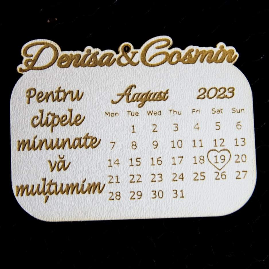 Mărturie de nuntă personalizată din lemn, cu calendar gravat și mesaj special pentru invitați
