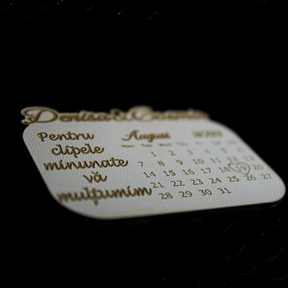 Mărturie de nuntă personalizată din lemn, cu calendar gravat și mesaj special pentru invitați