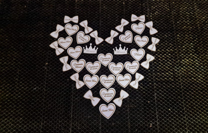 Plachete personalizate din lemn pentru cocarde de nuntă, gravate cu text elegant