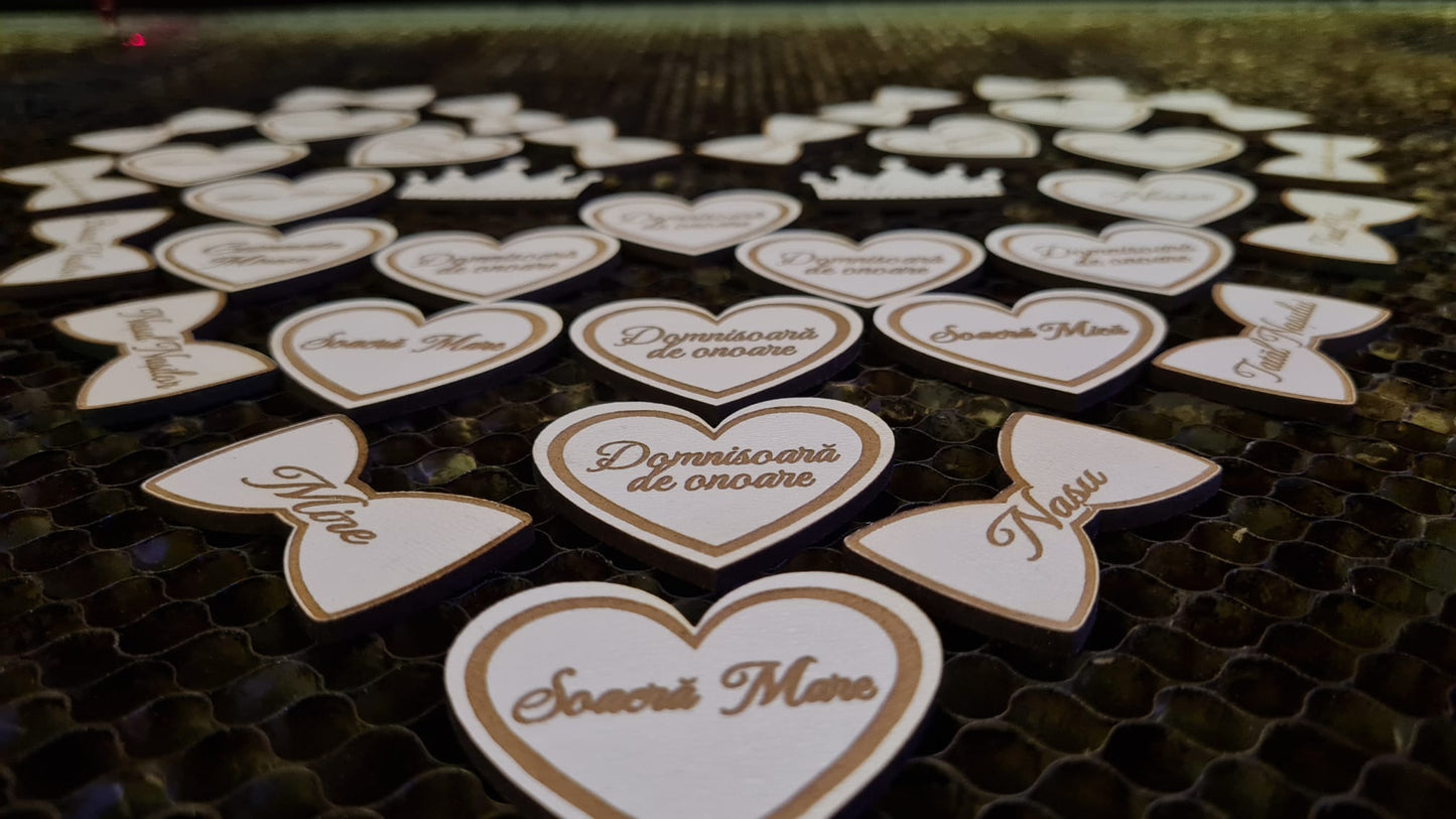 Plachete personalizate din lemn pentru cocarde de nuntă, gravate cu text elegant