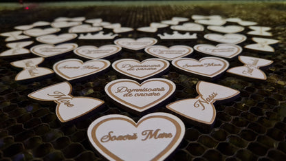 Plachete personalizate din lemn pentru cocarde de nuntă, gravate cu text elegant