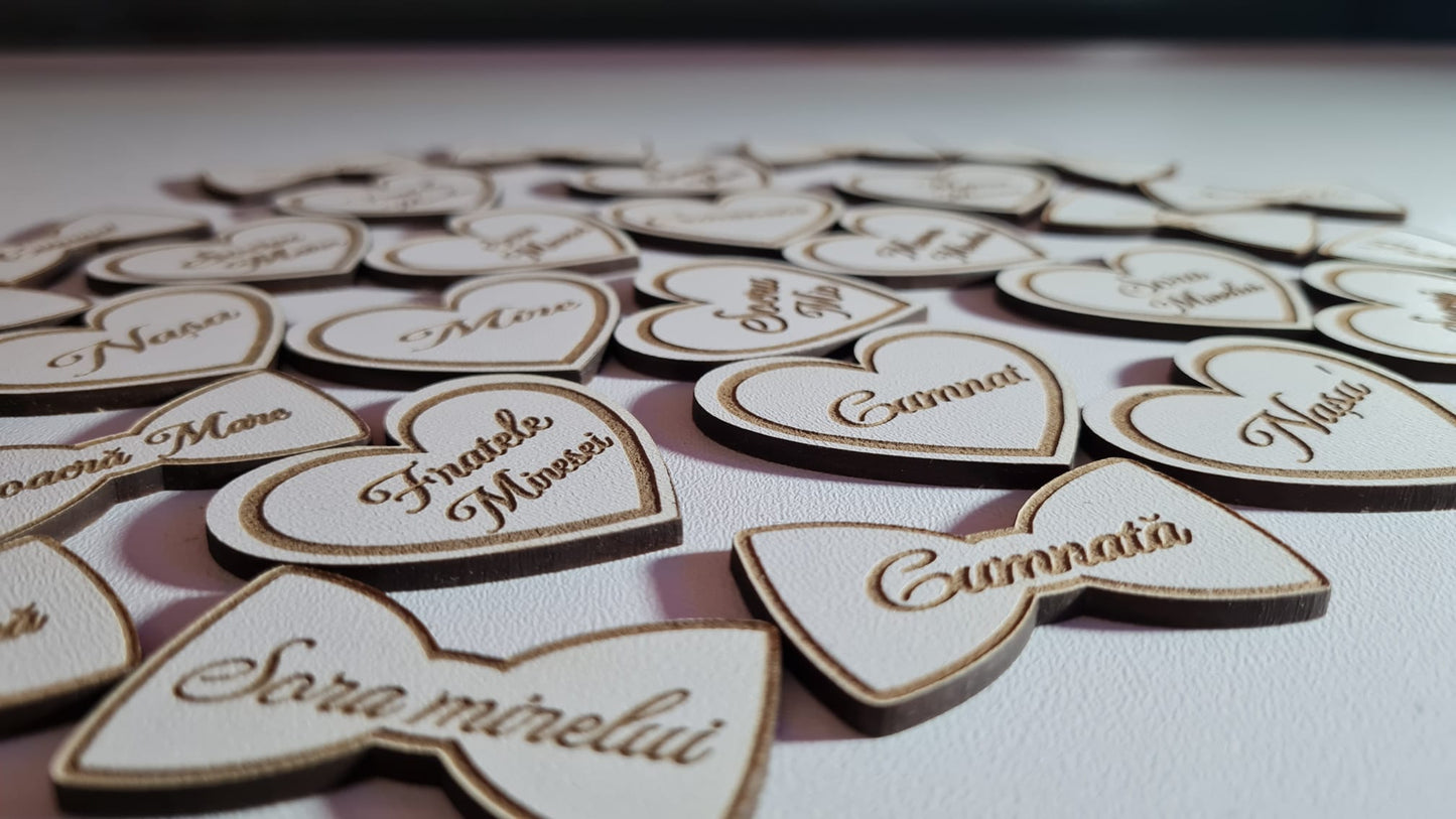 Plachete personalizate din lemn pentru cocarde de nuntă, gravate cu text elegant