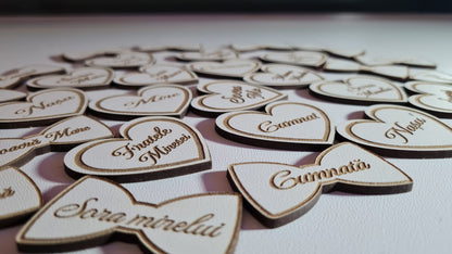 Plachete personalizate din lemn pentru cocarde de nuntă, gravate cu text elegant