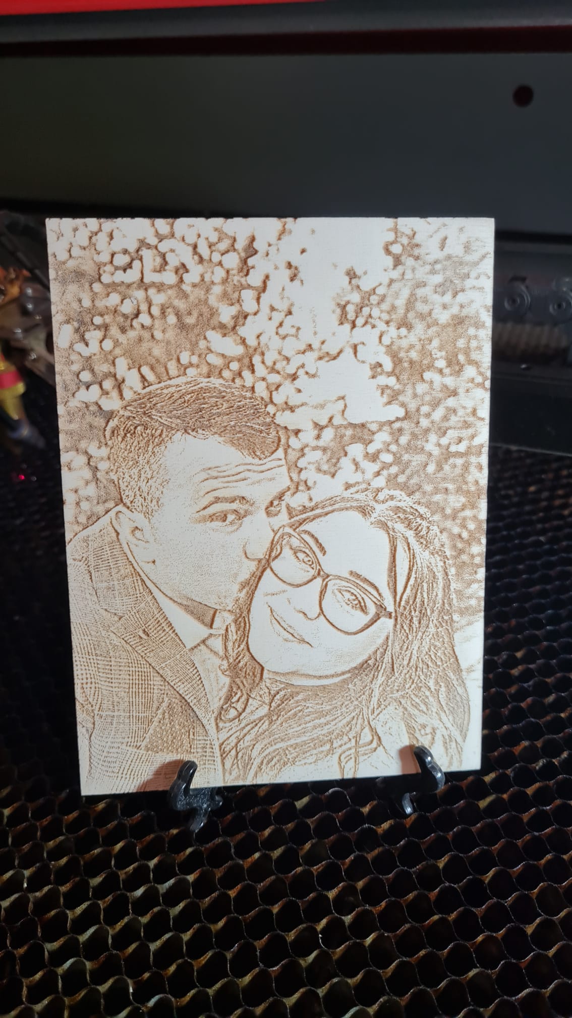 Tablou gravat personalizat pe lemn, portret realizat din fotografie prin gravare laser