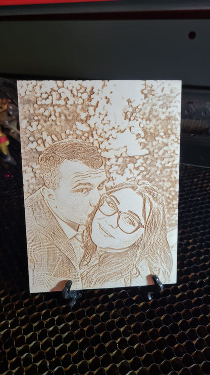 Tablou gravat personalizat pe lemn, portret realizat din fotografie prin gravare laser