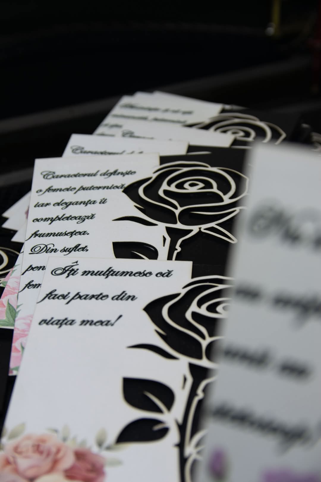 Tablouri cu trandafir pentru martie si cadouri